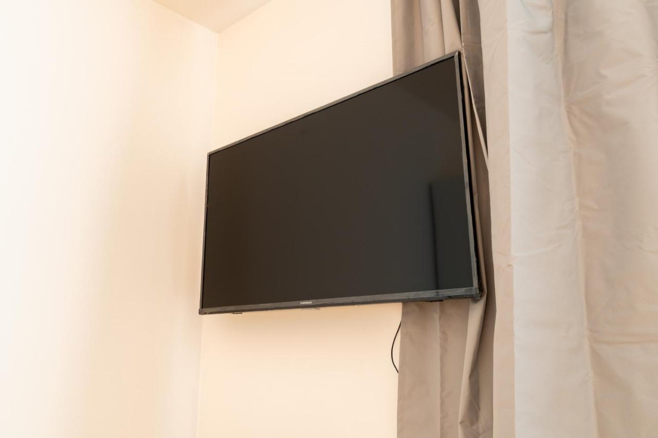 Brand New Studio Apartment #51 With Free Secure Parking In The Center Прага Екстериор снимка