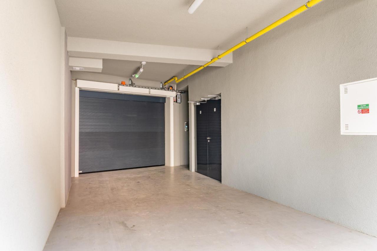 Brand New Studio Apartment #51 With Free Secure Parking In The Center Прага Екстериор снимка