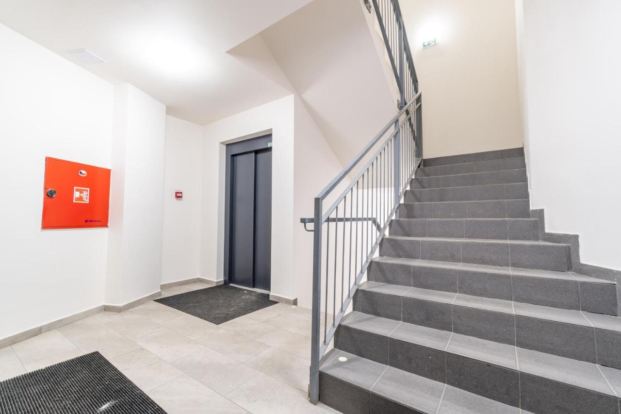 Brand New Studio Apartment #51 With Free Secure Parking In The Center Прага Екстериор снимка